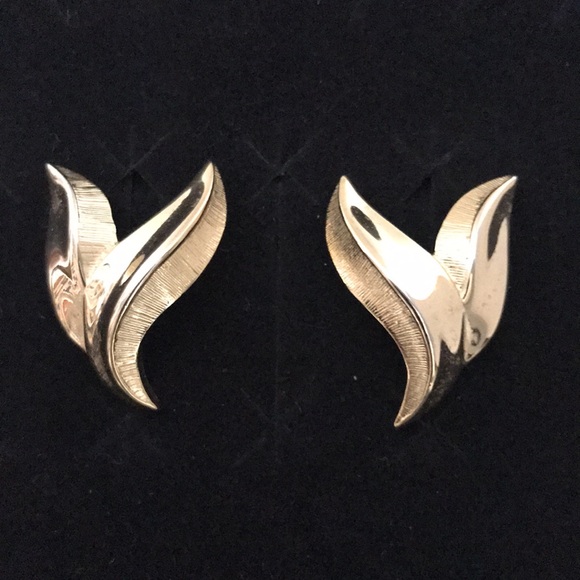 Trifari Jewelry - Trifari Elegant Gold Tone Earrings VTG